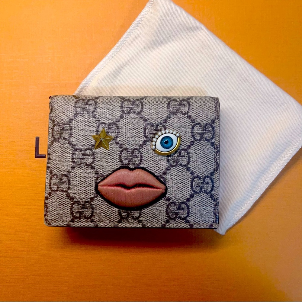 EUC - Limited Ed Gucci Beige GG Supreme Canvas Embroidered Face Card Holder